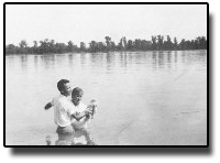 bro-branham-baptizing-in-ohio-river_1933.jpg wmb-oh-river-1933