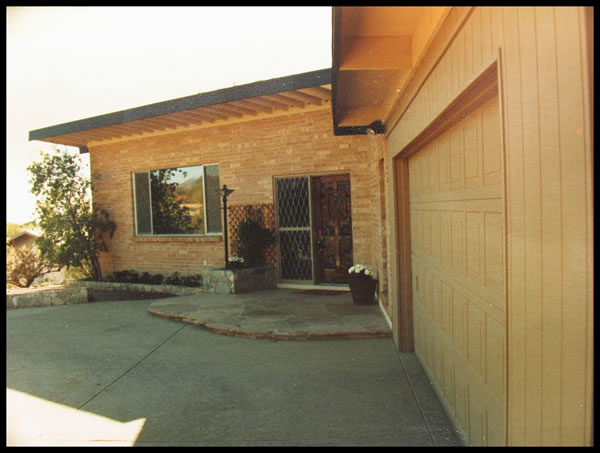 The house and garage. 1885_img_1303_jg_33a_front_house_azweb600